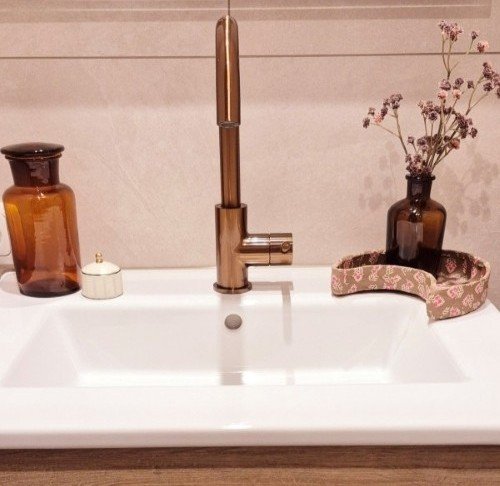 Robinets en cuivre avec meuble effet bois