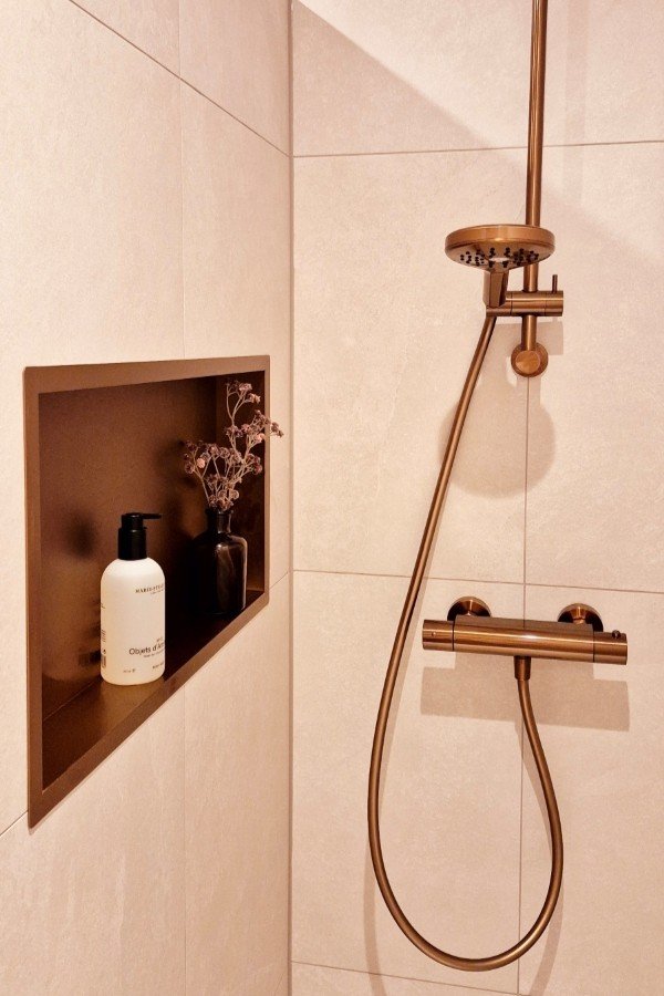 Colonne de douche apparente en cuivre avec une niche cuivrée encastrée