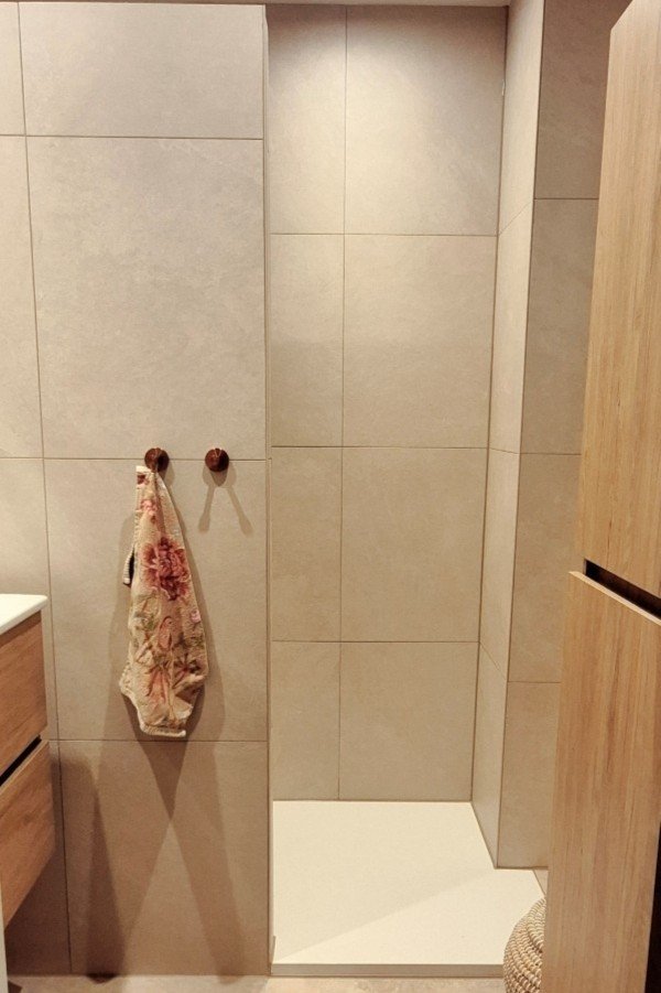 Douche à l'italienne avec carrelage effet béton