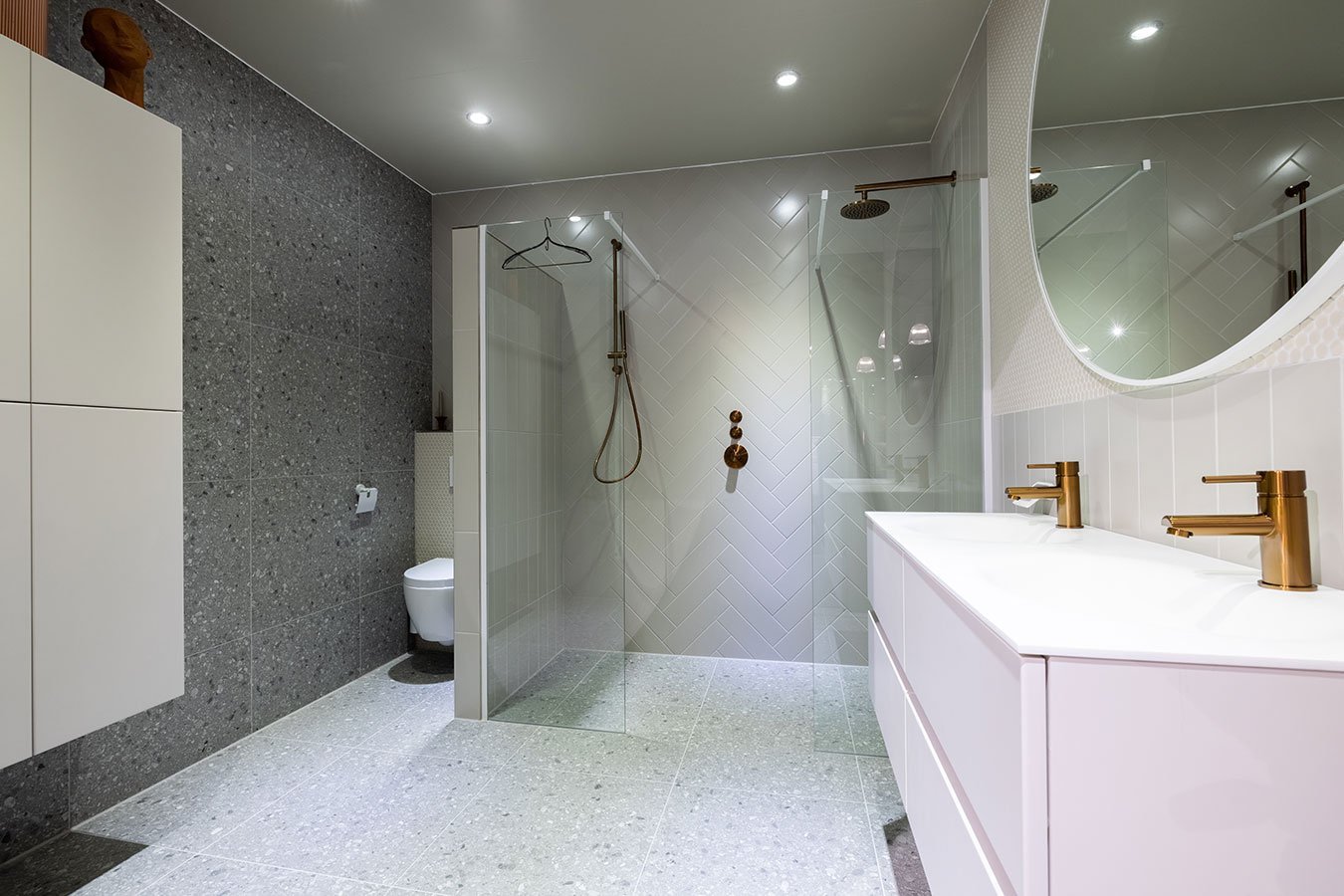 moderne badkamer tijdloos grijstinten stijl chroom rvs 