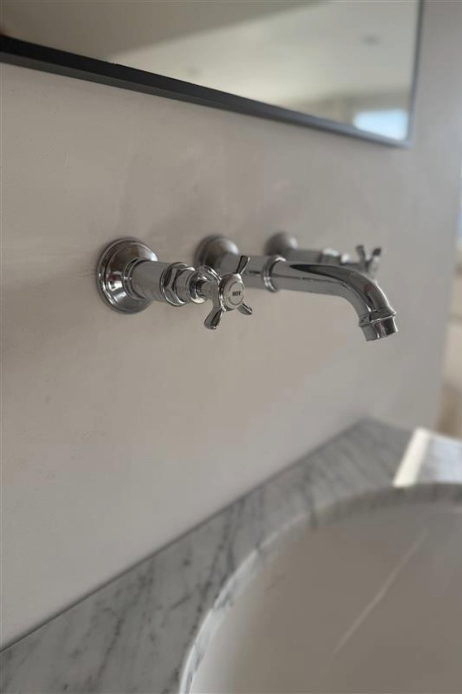 Mitigeur lavabo classique dans la salle de bains style campagne classique