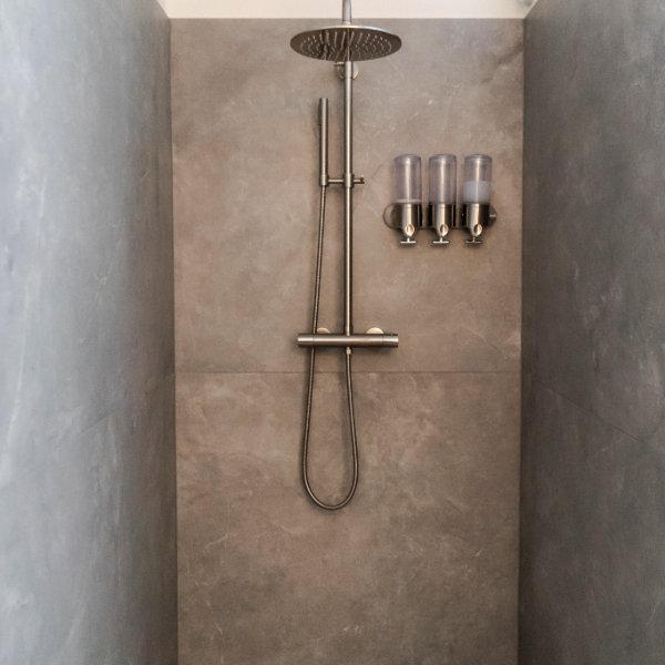 Salle de bains 1 douche carrelages gris