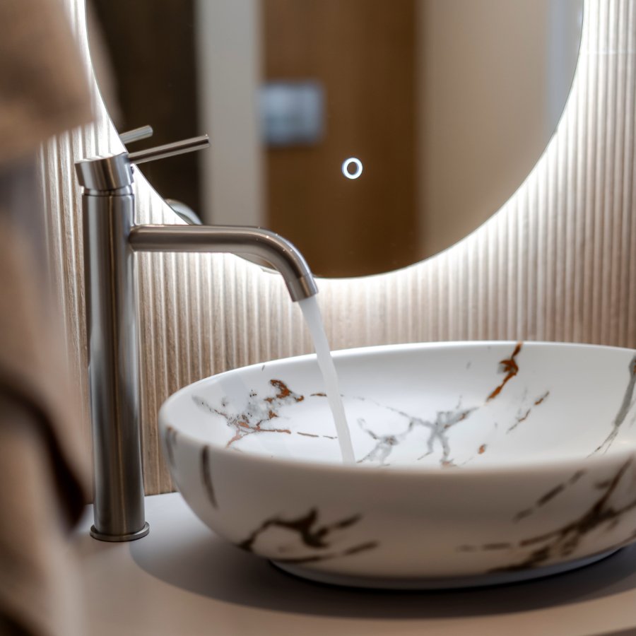 Klantcase spiegel en marmeren waskom