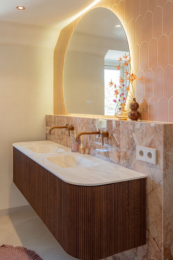 Ribbelmeubel walnoot in roze badkamer