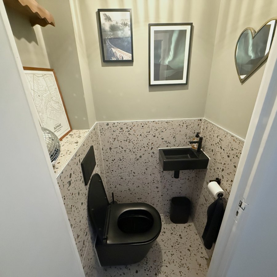 Opvallende toiletruimte bij Kim