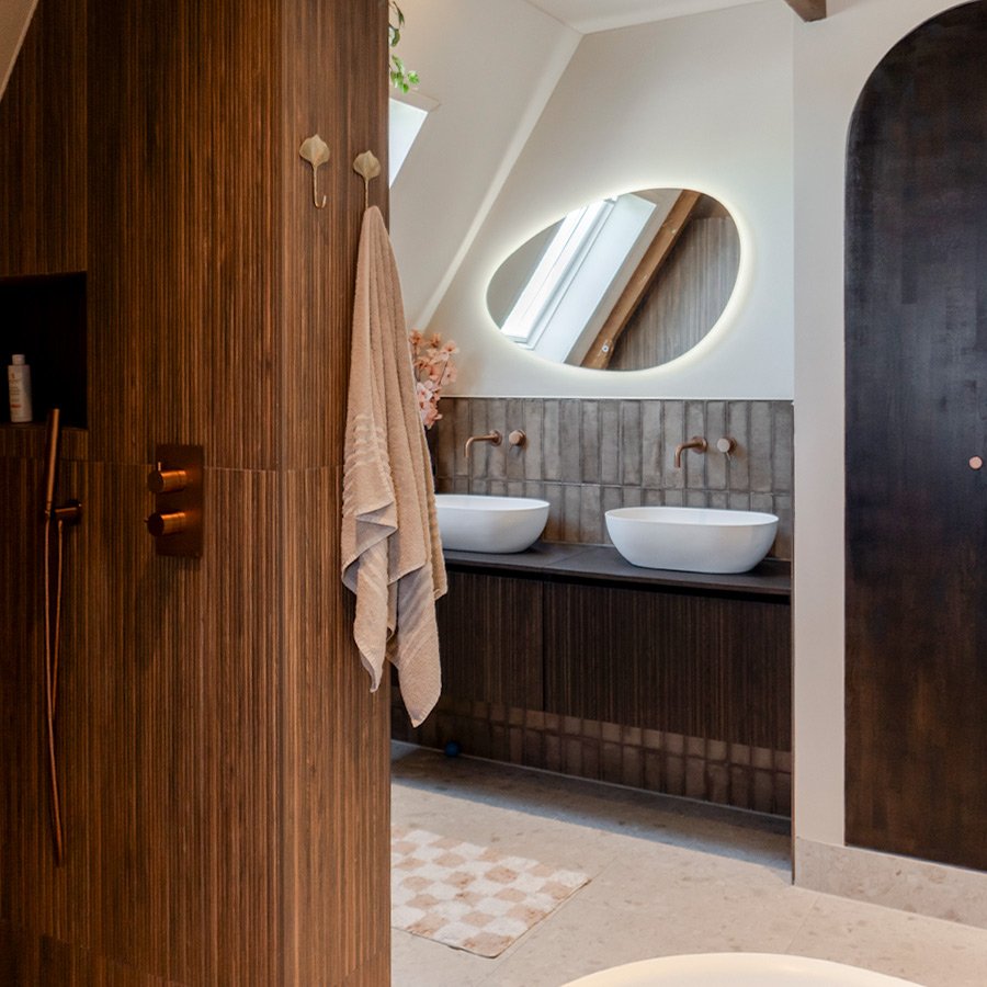 Warme badkamer met beige en bruintinten