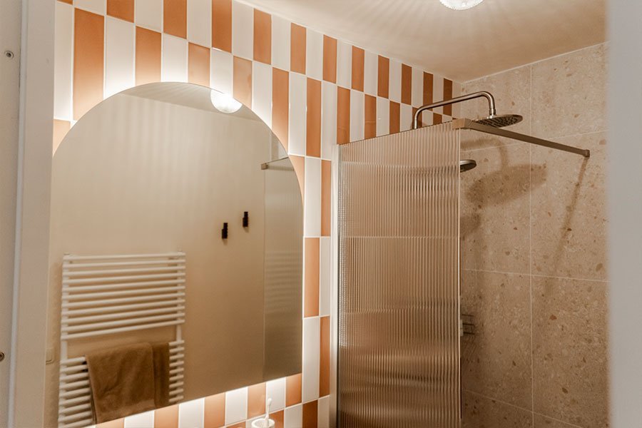 binnenkijken in de kleine badkamer van Lotte