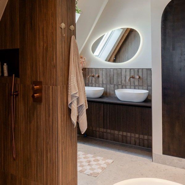 Salle de bains marron