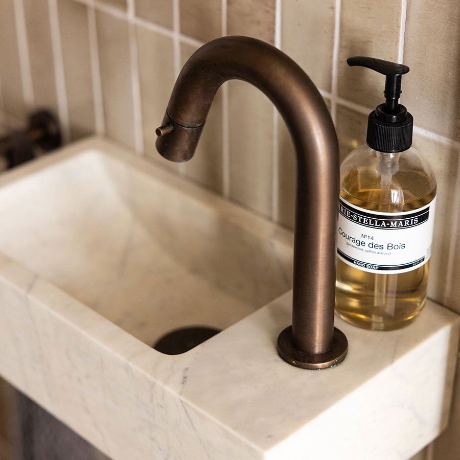 Moderne beige toiletruimte