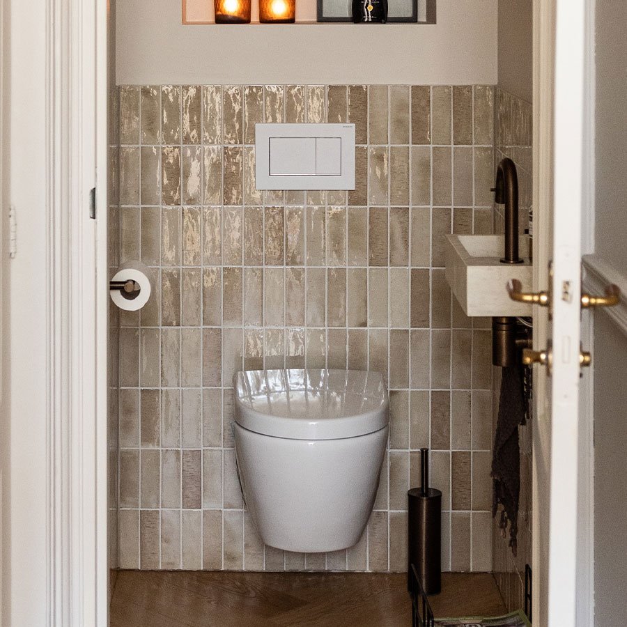 Luxe beige toiletruimte bij Danique