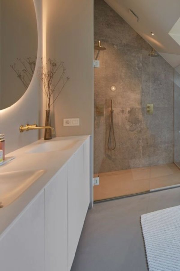 Salle de bains moderne et lumineuse