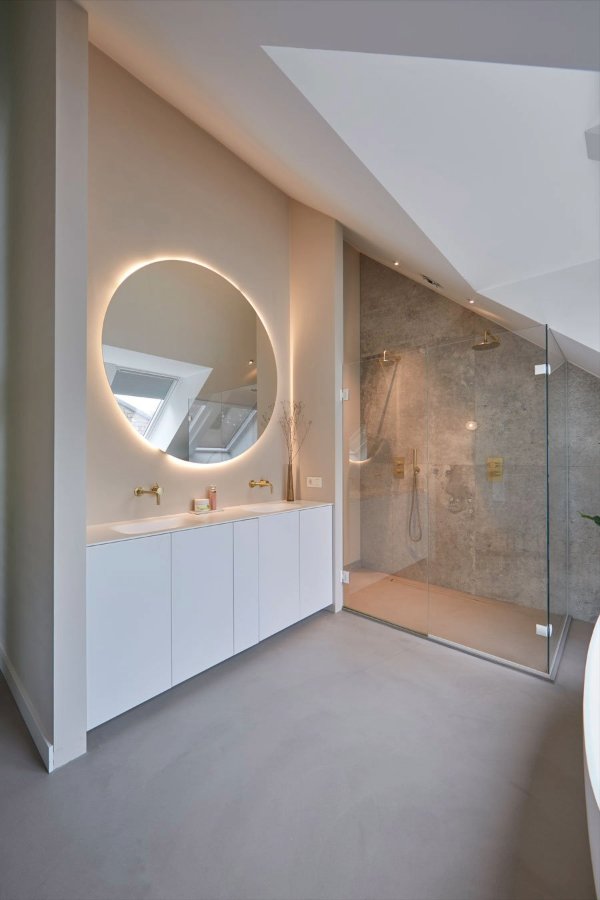 Salle de bains moderne et lumineuse