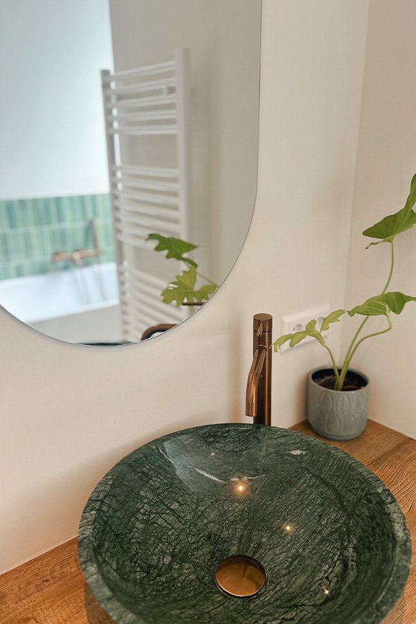 Binnenkijken bij badkamer Melvin en Pien groene wastafel
