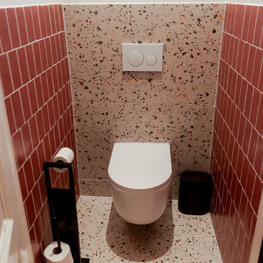 Toilette avec terrazzo et carrelage rouge