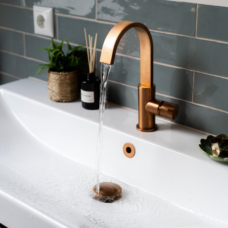 Vleugje kleur koperen kranen badkamer Jorien en Roel