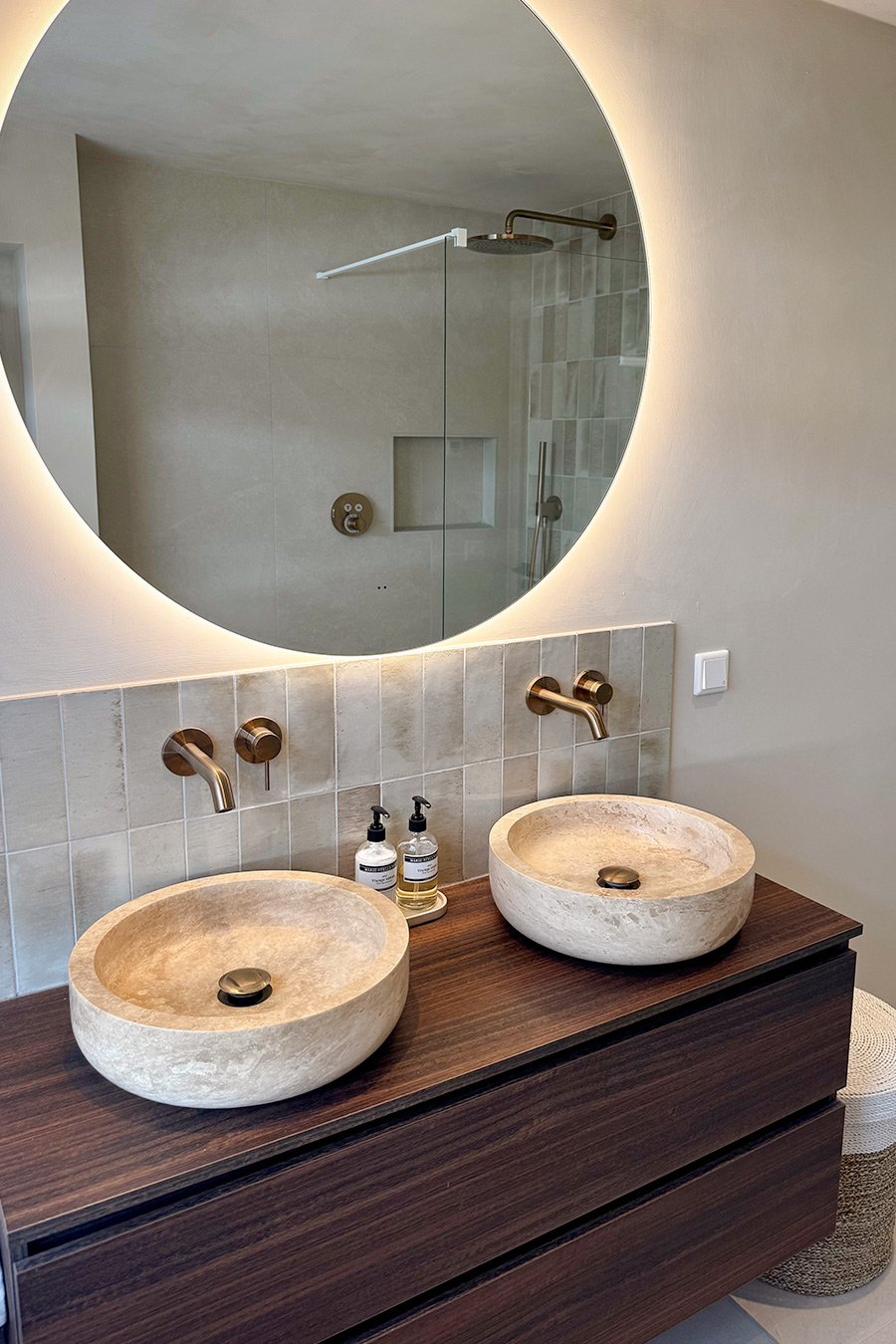 binnenkijken beige badkamer Jette