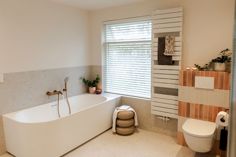 binnenkijken in de moderne badkamer van Caroline