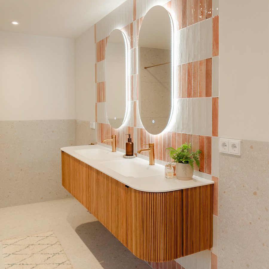 Warme beige badkamer met roze
