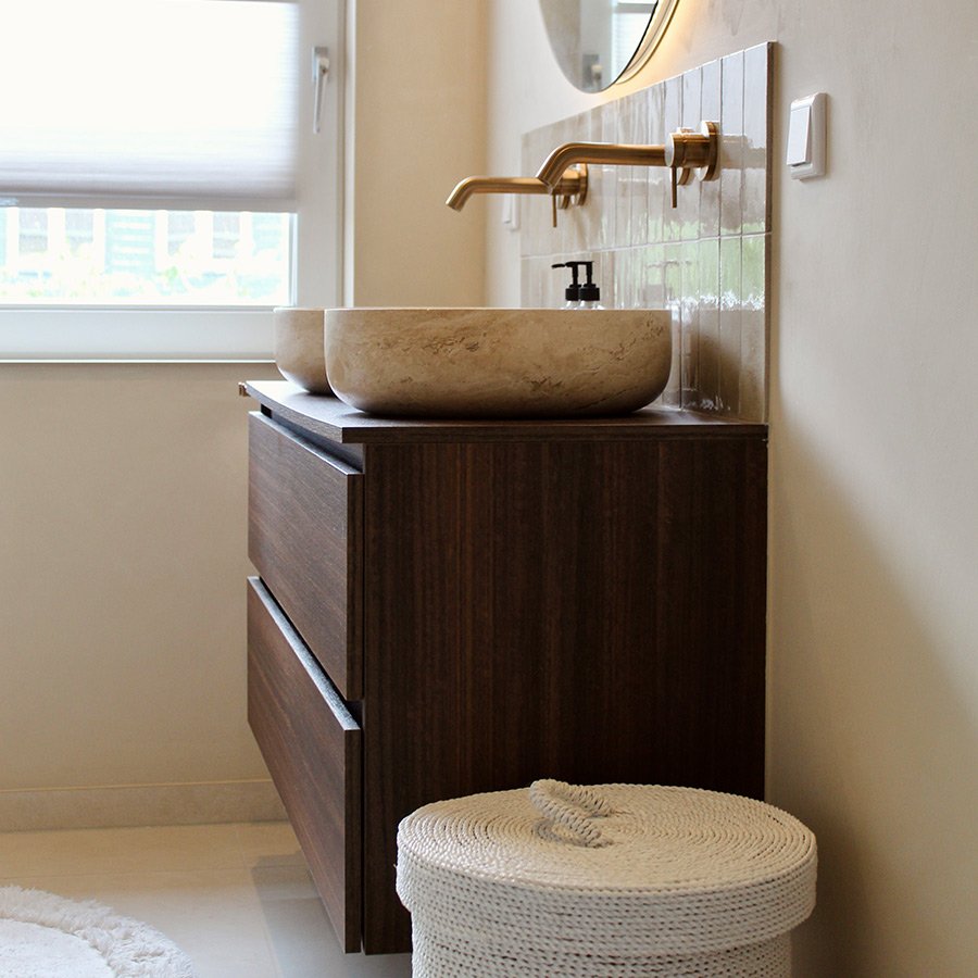 Moderne beige badkamer Jette en Bryan