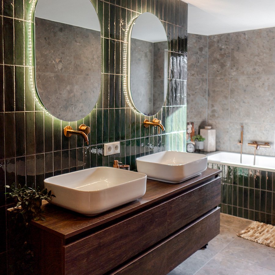 Sfeervolle hotel chique badkamer met groen en koper