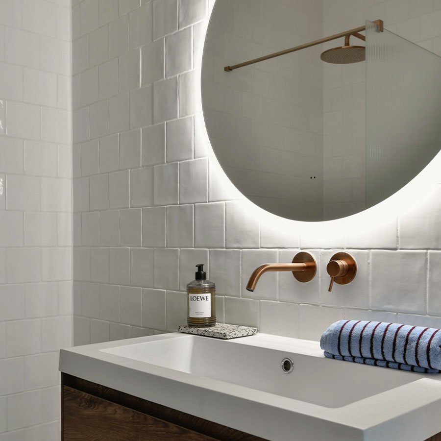 Witte kleine badkamer met koperen kranen Annelijn