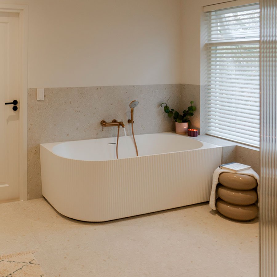 Moderne badkamer met ribbel back to wall bad Caroline