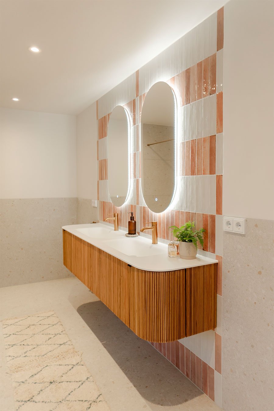 binnenkijken in de moderne badkamer van Caroline