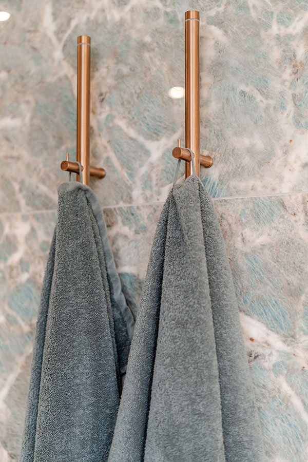 Salle de bains simple et agréable porte serviettes