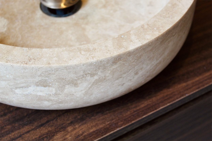 Travertin waskom in de badkamer van Jette