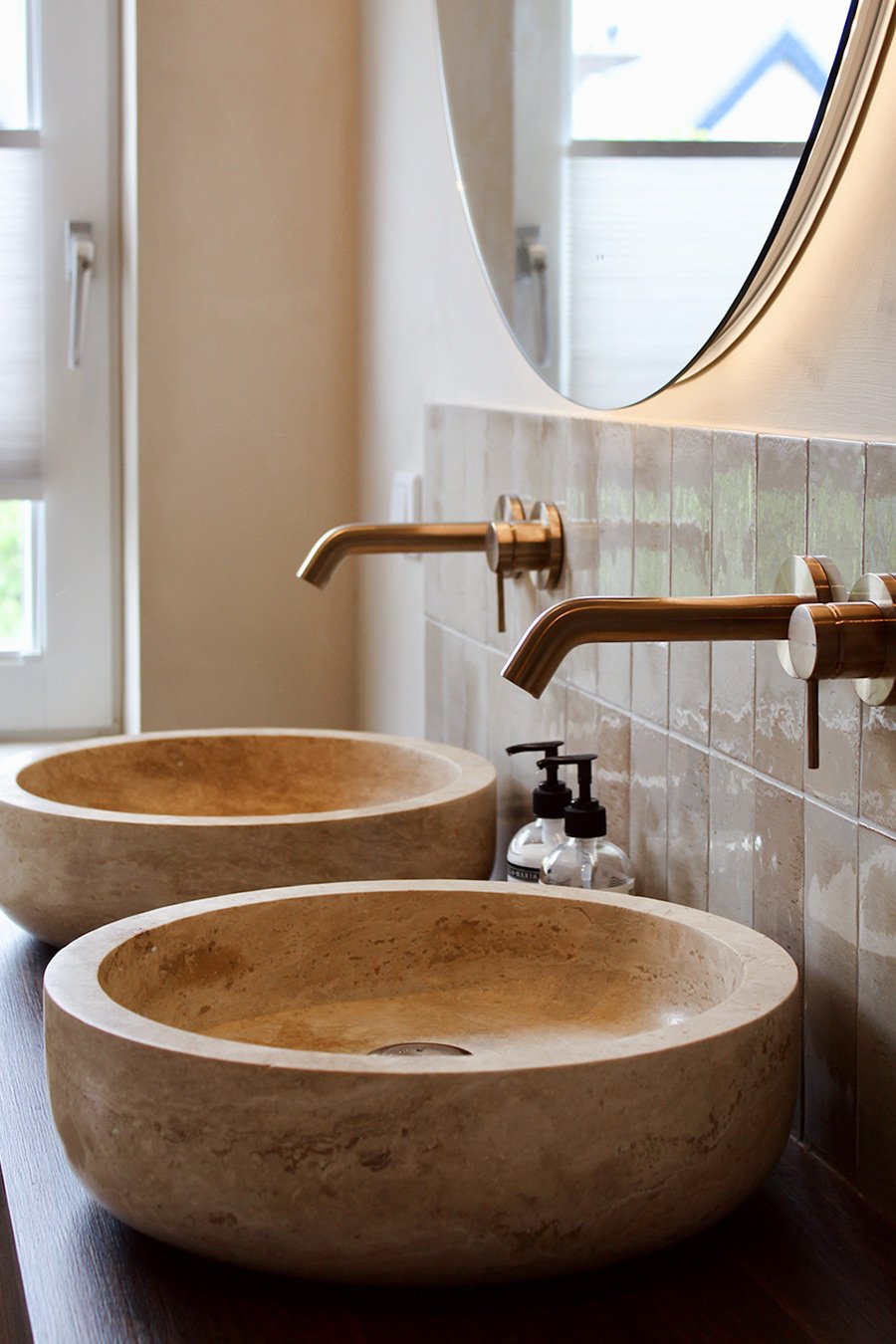 Binnenkijken in de beige badkamer van Jette