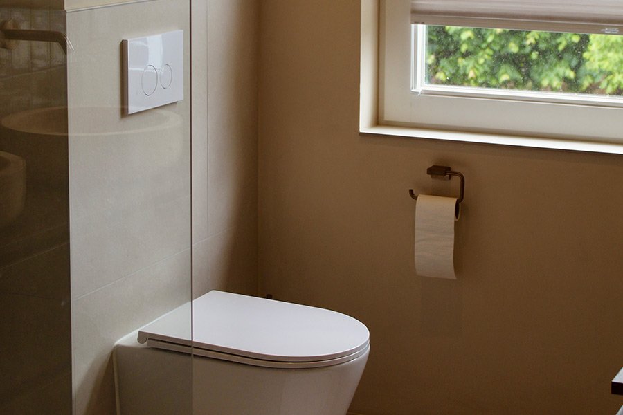 binnenkijken beige badkamer Jette