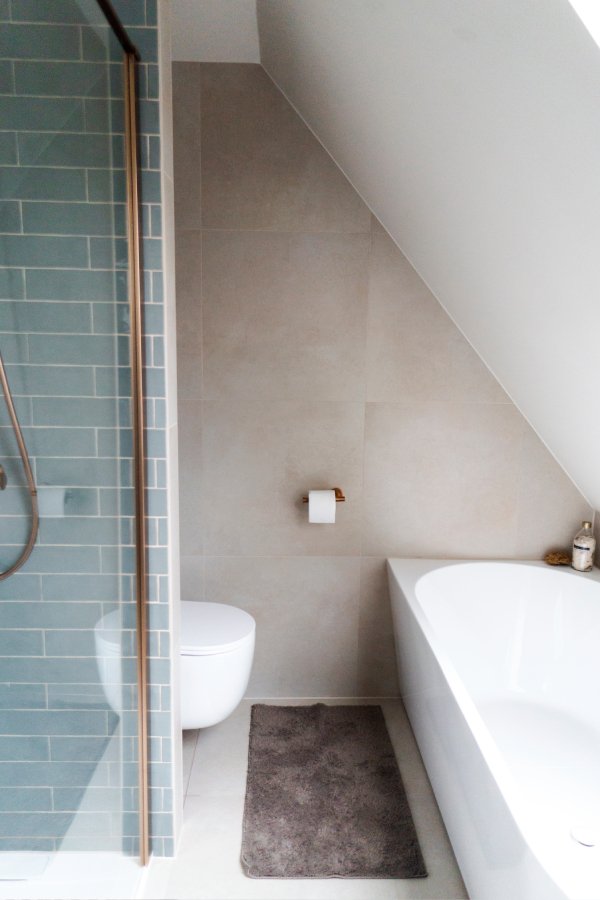 Vleugje kleur badkamer Jorien Roel