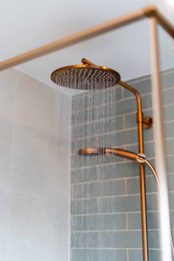 Koperen douchekraan badkamer Jorien en Roel