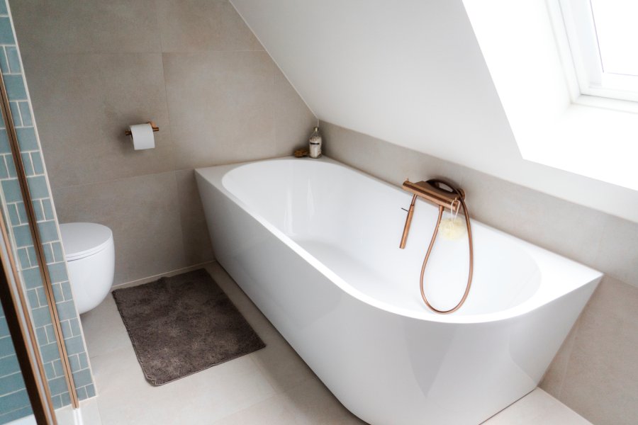 binnenkijken badkamer vleugje kleur Jorien en Roel