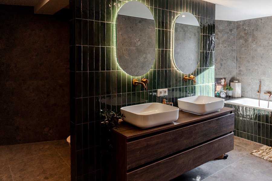 De donkere hotel chique badkamer van Katja en David