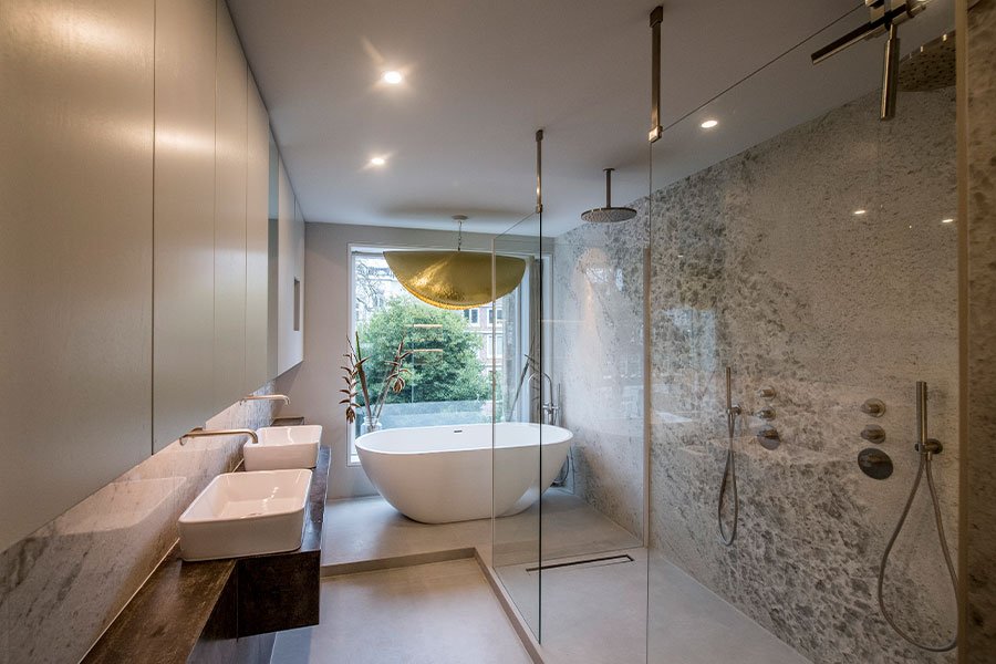 binnenkijken bij moderne badkamer lasut en braun