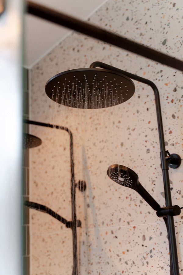 Zwarte regendouche terrazo tegel