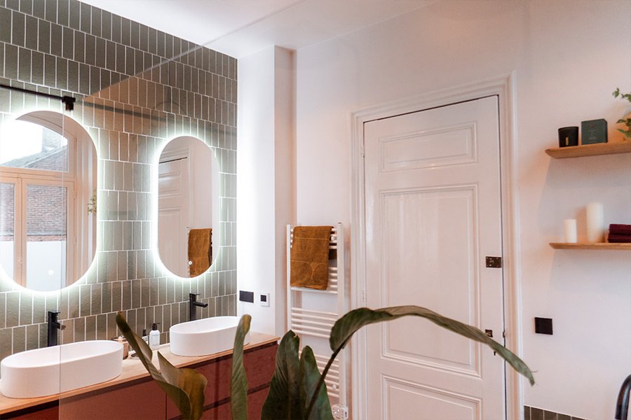 Salle de bains avec couleurs d'accent 