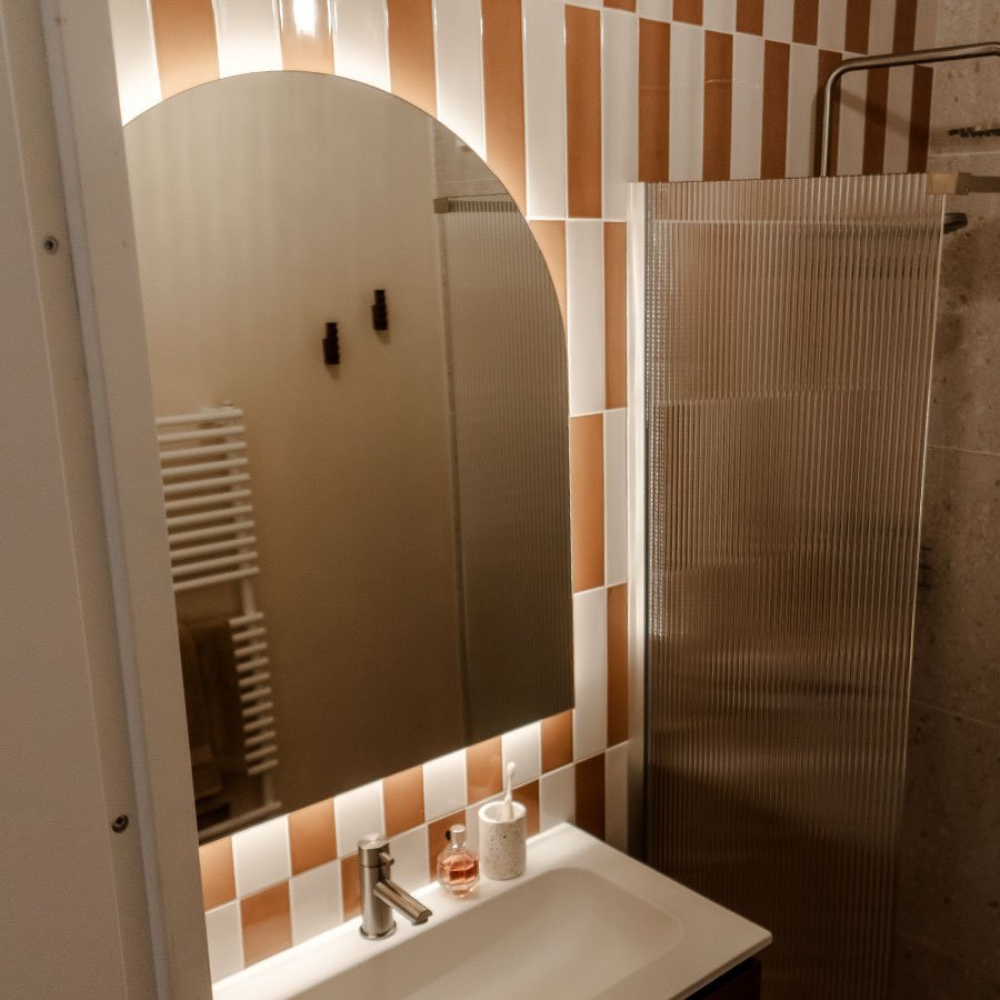 Toogvorm spiegel met verlichting in badkamer Lotte