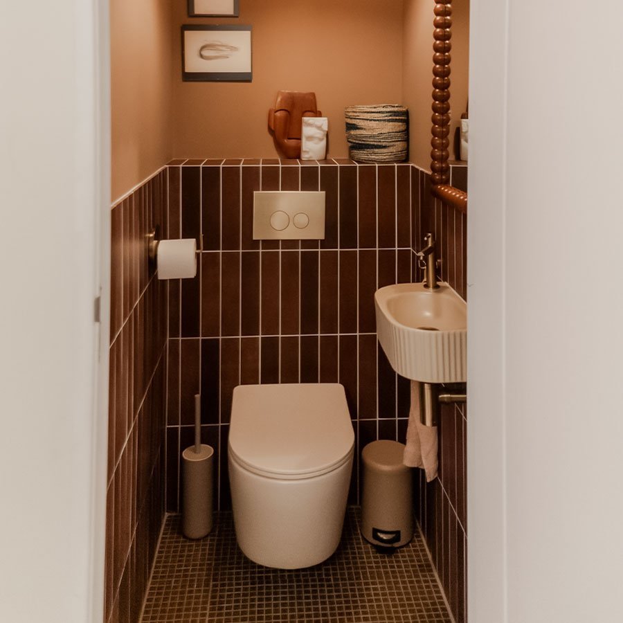 Donkerrode toilet Lotte