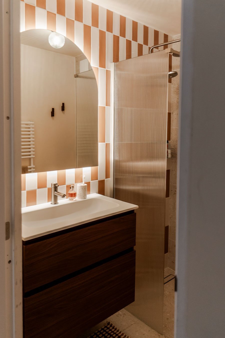 binnenkijken in de kleine badkamer van Lotte