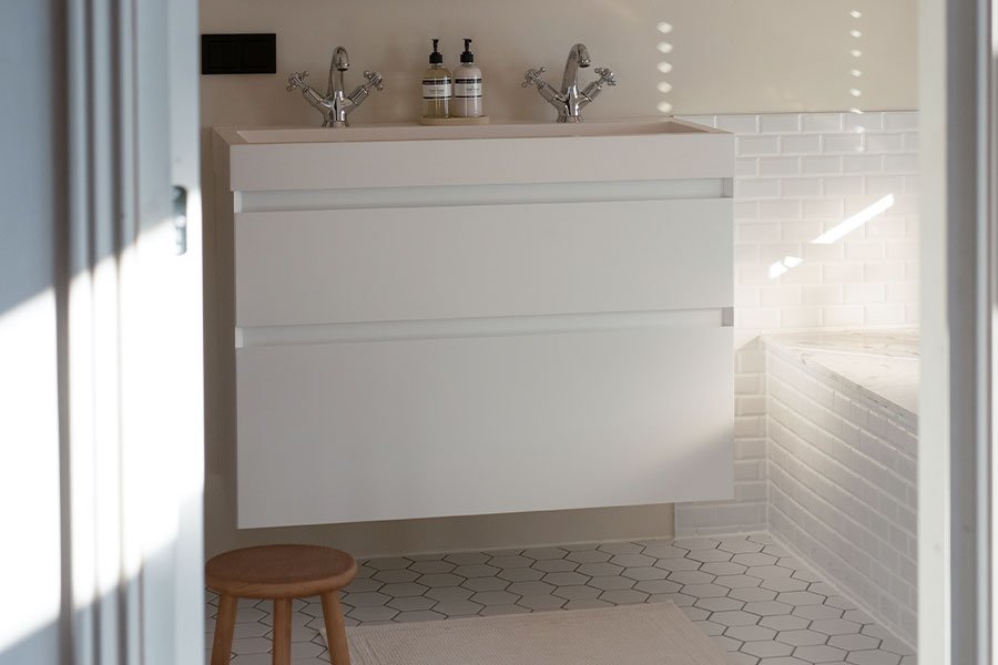 Salle de bains classique chez Maria Elena meuble blanc