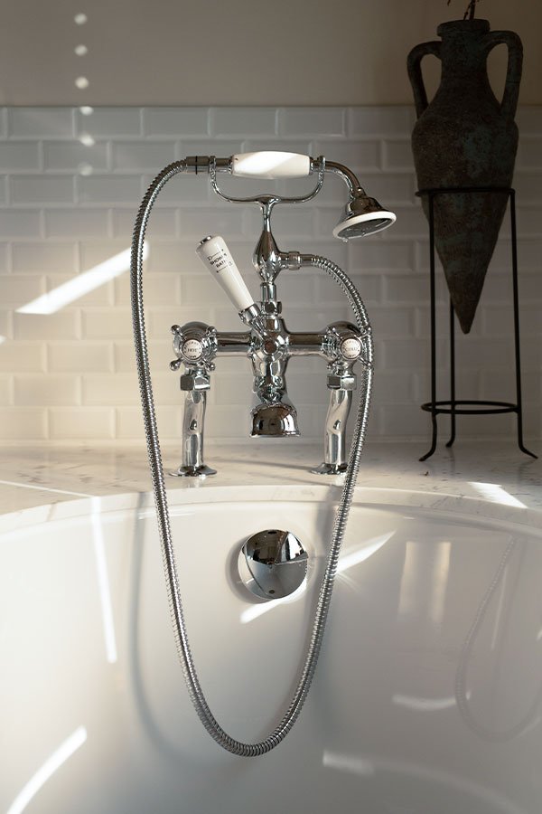 Robinet de baignoire classique salle de bains