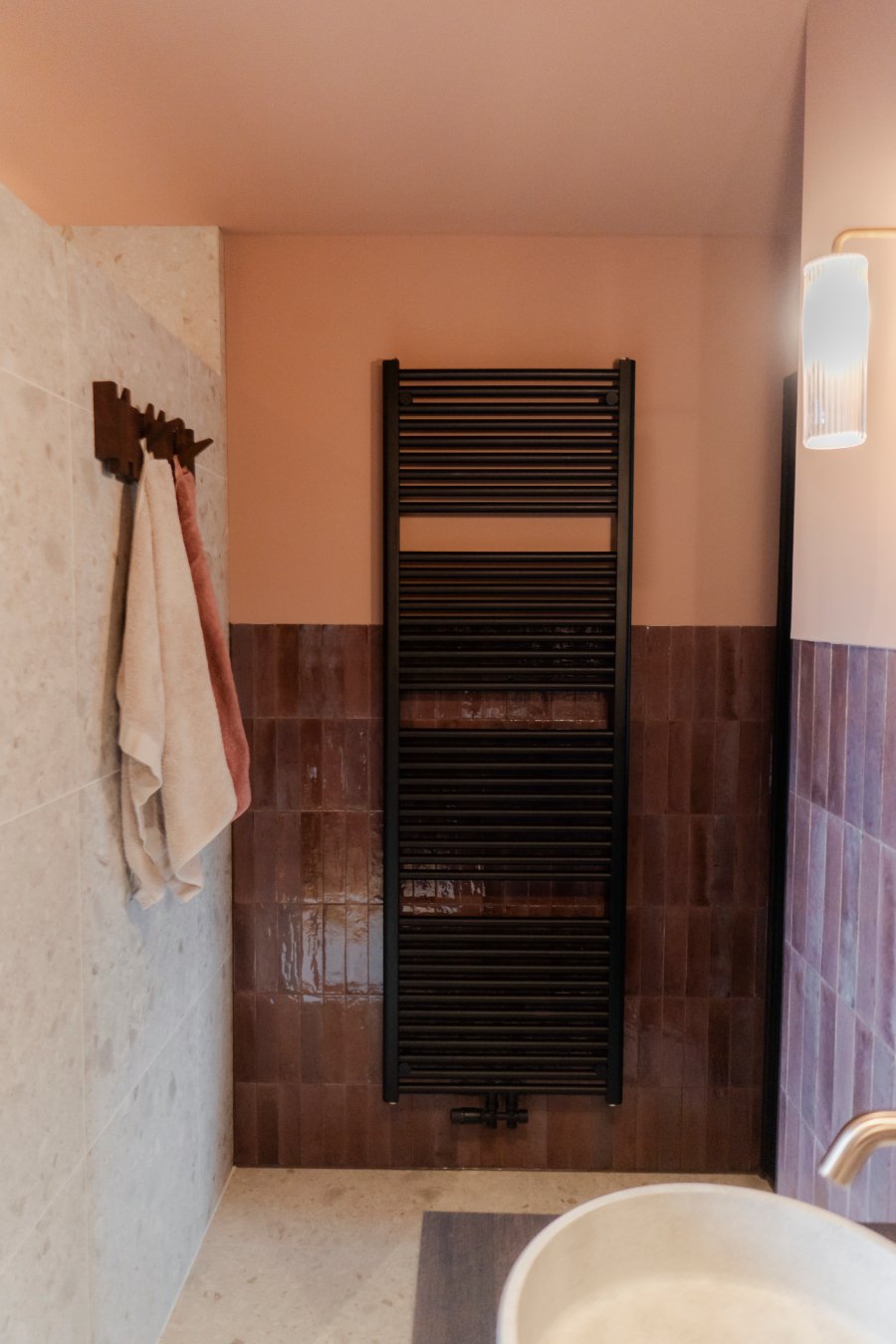 Badkamer met zwarte radiator