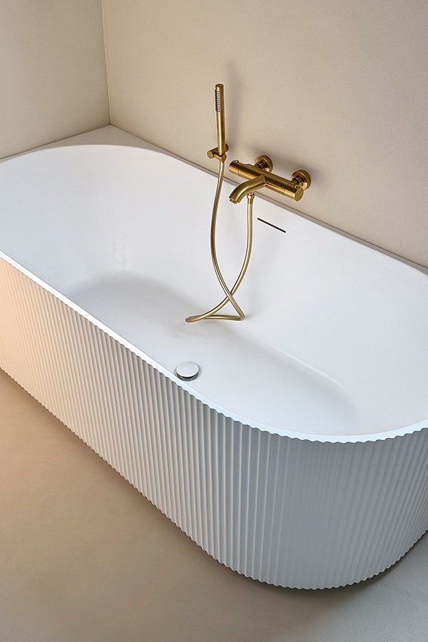 baignoire rainurée dans la salle de bains Marloes