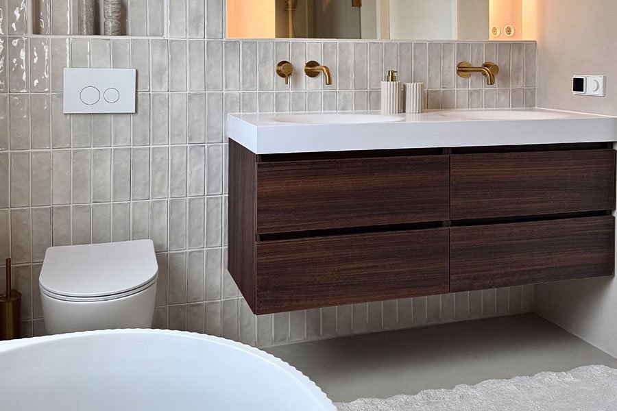 Meuble foncé et carrelage clair — Salle de bains de Marloes