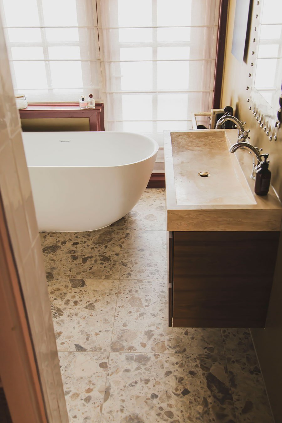 Warme moderne badkamer Marrit