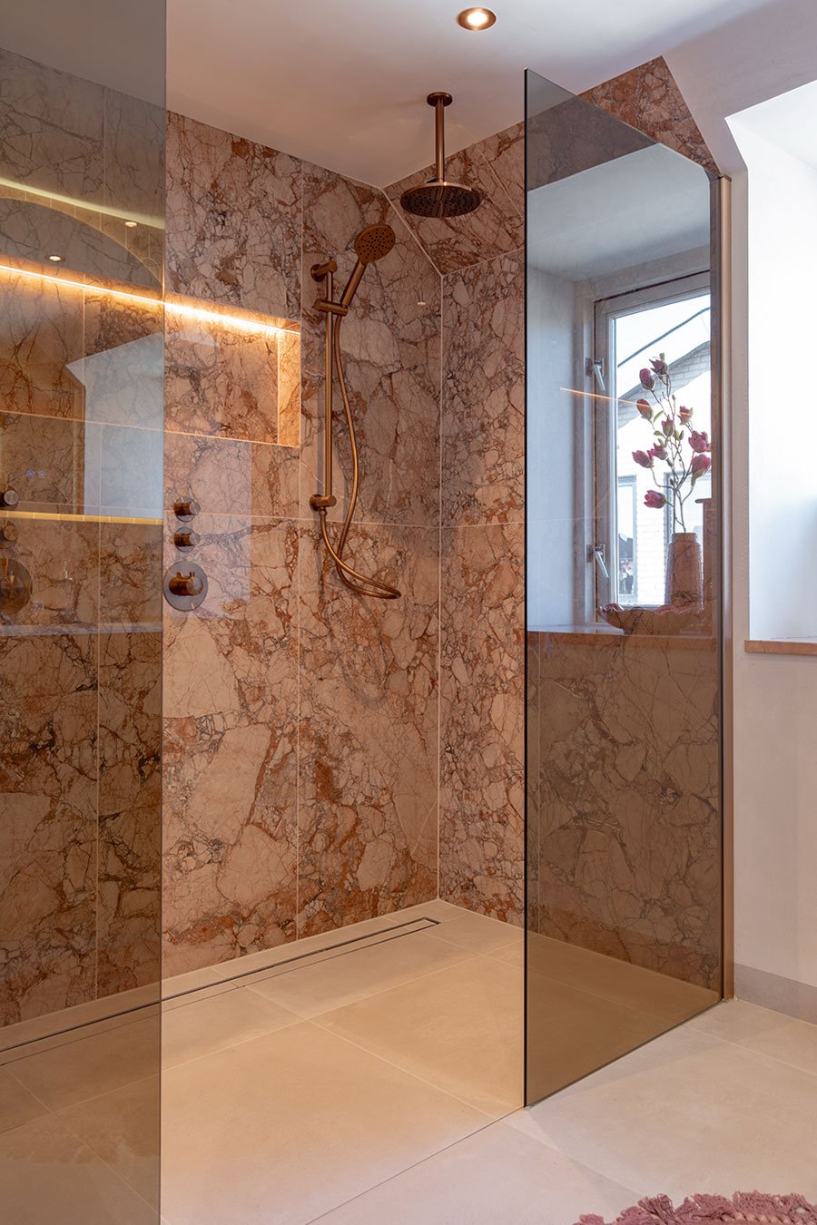 Douche met gebronsd glas bij Monique en Joost