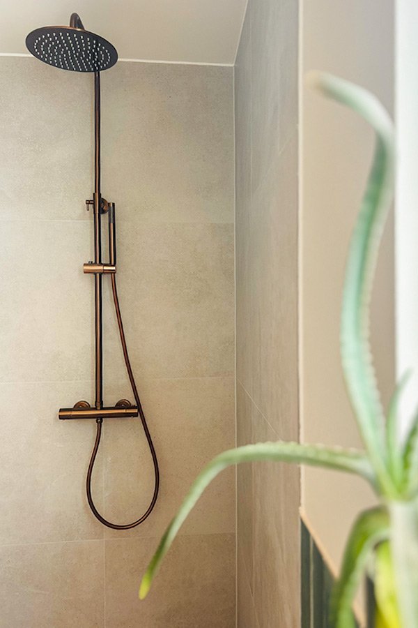 Grijze regendouche badkamer