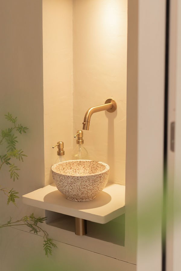 Vasque en terrazzo avec robinet de lave-main